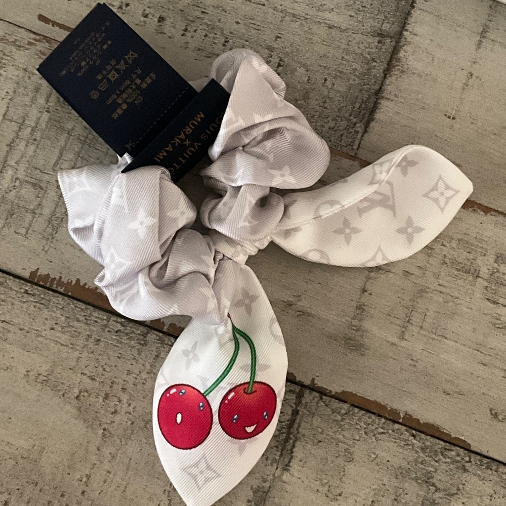 New! Louis Vuitton x Murakami 🍒collection
Silk hair scrunchies!! 2025🍒 - Picture 2 of 8